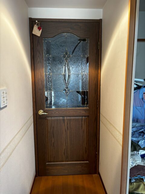 大阪府　某マンション現場　木製建具のガラス補修