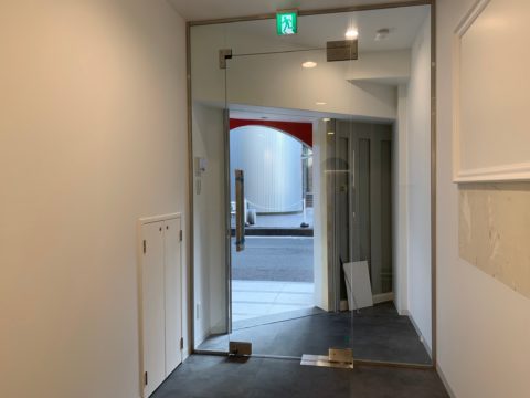 神戸市内　某物販会社の入り口　ドア工事・ミラー工事